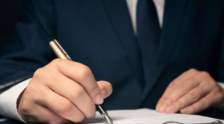 Ex-mulher, ex-marido ou ex-companheiro a) do segurado falecido também pode ter direito de receber pensão por morte